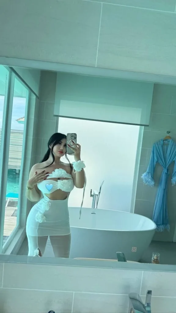 Model escorts in delhi